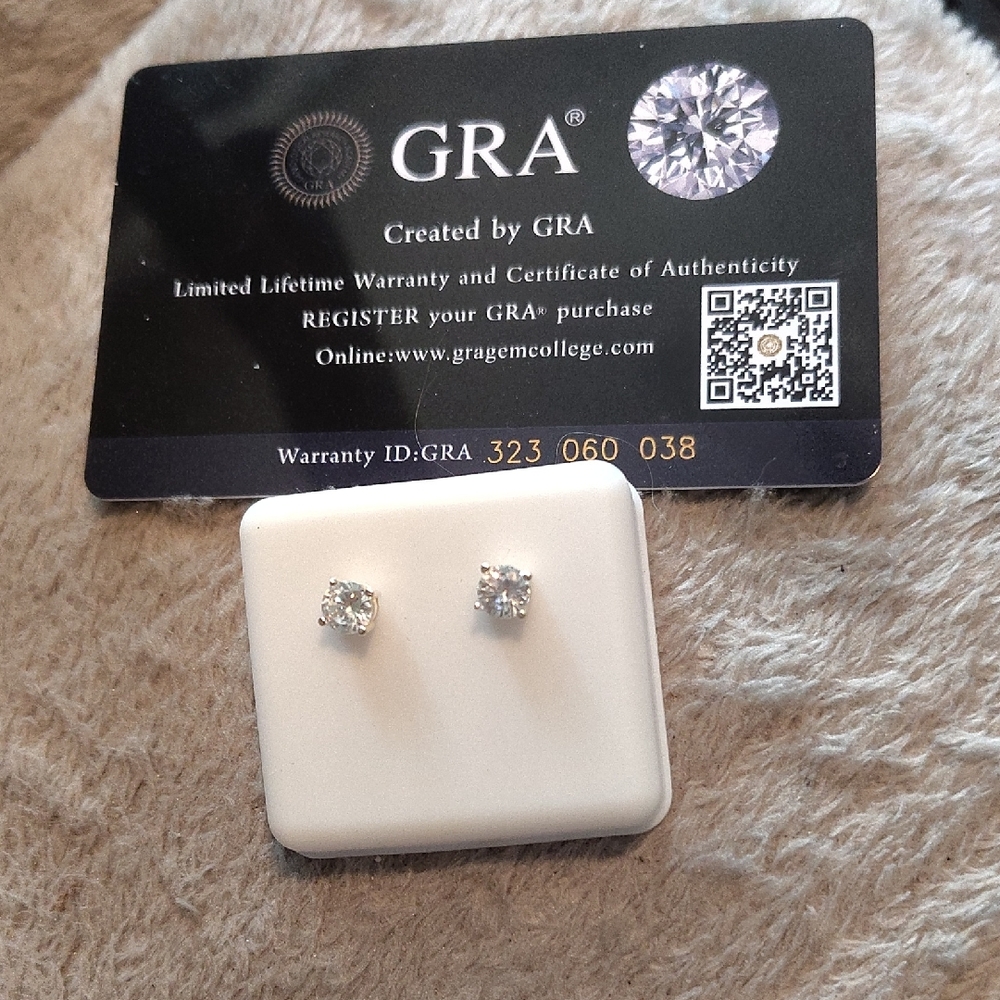 Authentic Moistening One Carat Total Silver Stud Earrings